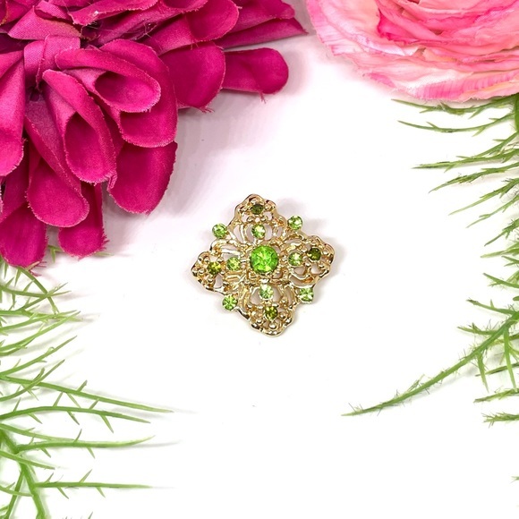 Jewelry - NEW⚜️Green Crystal Cluster Embellished Brooch